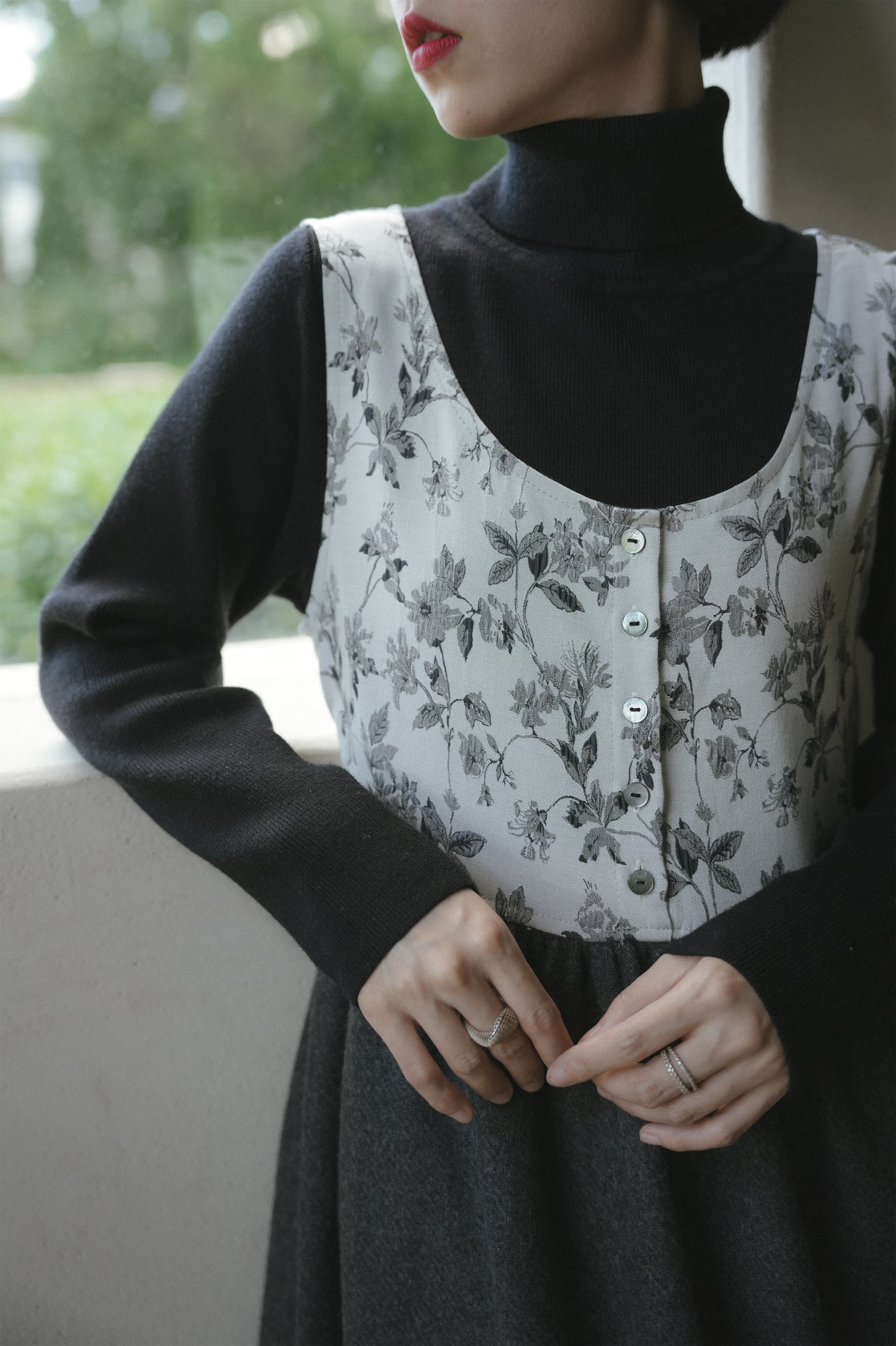 花柄ジャンパースカート•9876250875 / 黒いニットワンピース•9843200905