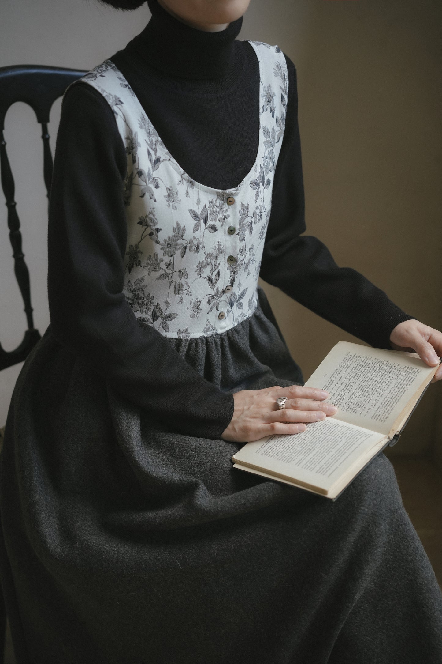 花柄ジャンパースカート•9876250875 / 黒いニットワンピース•9843200905