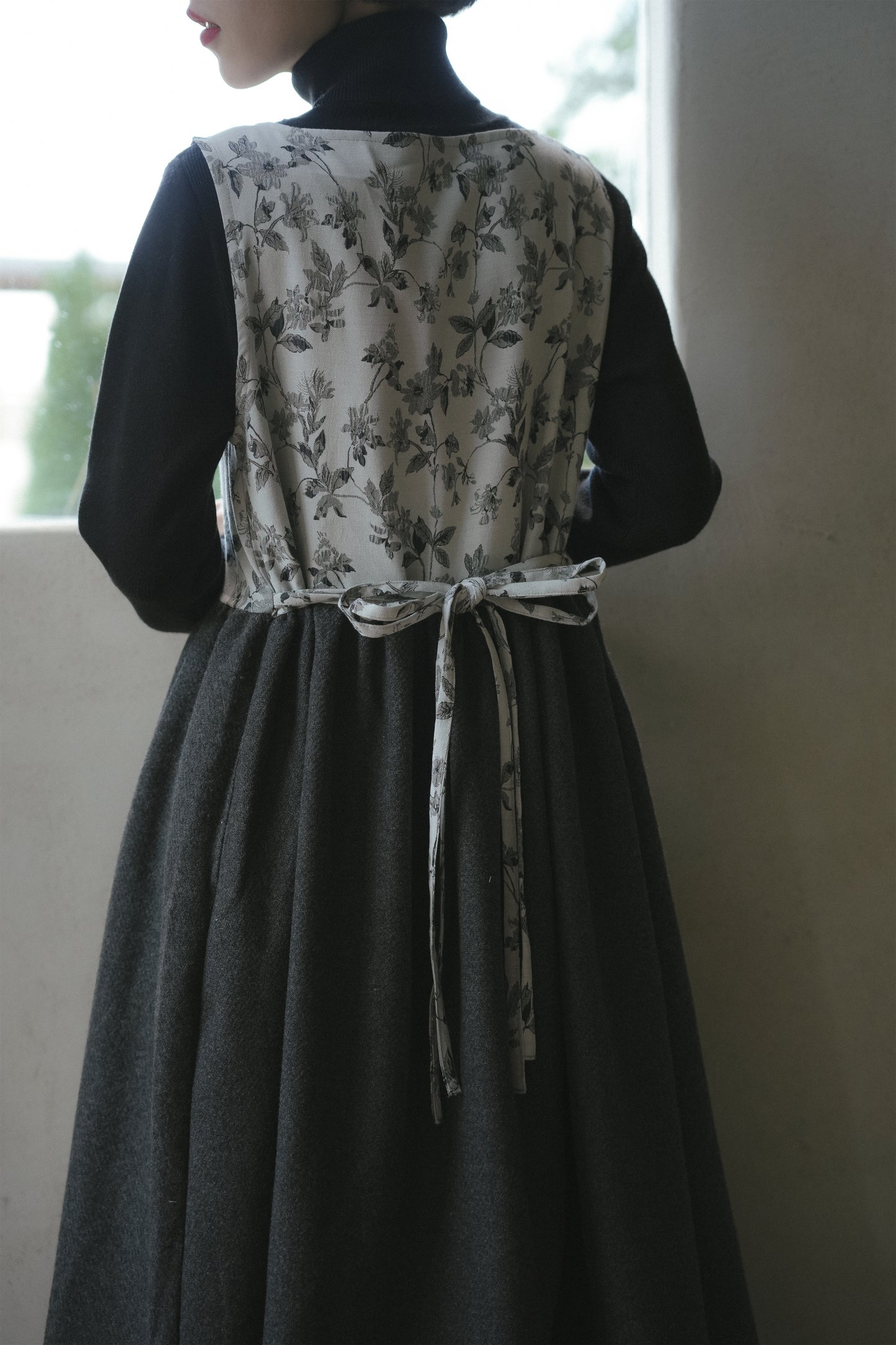 花柄ジャンパースカート•9876250875 / 黒いニットワンピース•9843200905